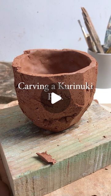 Kurinuki Pottery Ideas, Weird Ceramic Art, Clay Vases Pottery, Ceramics Ideas Pottery Inspiration, Ikebana Ceramics, Japanese Pottery Wabi Sabi, Ikebana Vases Pottery, Kurinuki Technique, Carved Ceramics