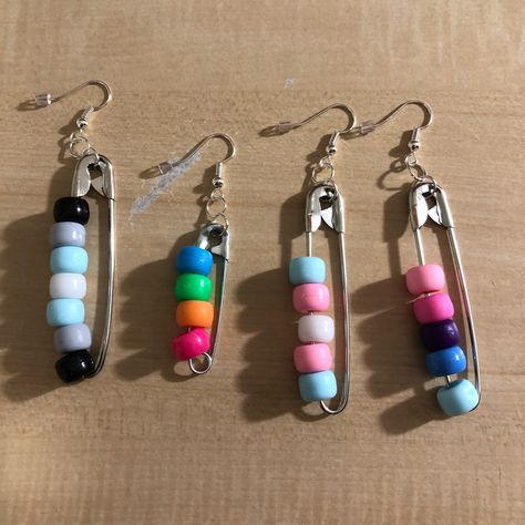 Fimo, How To Make Safety Pin Earrings, Lgbtq Accessories Diy, Safety Pins Earrings, Crafts With Safety Pins, What To Do With Safety Pins, Omnisexual Jewelry, Diy Safety Pin Jewelry, Things To Do With Safety Pins