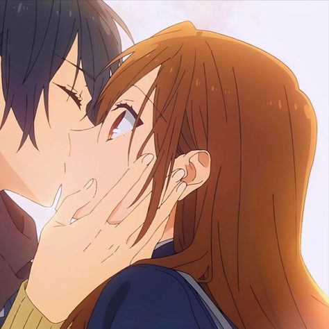 Horimiya Kiss, Bf And Gf Cartoon Pics, Cute Disney Pictures, Best Anime Couples, Romantic Anime Couples, Funny Cartoon Gifs, Romantic Manga, Cute Anime Profile Pictures, Anime Couples Manga