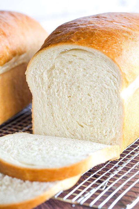 This is a classic white bread recipe, and so easy! The loaves bake up incredibly tall, soft and fluffy... the perfect white bread! Perfect White Bread, Resepi Roti, Kuih Lapis, Brown Eyed Baker, Pembuat Roti, Loaves Of Bread, Pane Casereccio, White Bread Recipe, Loaf Of Bread