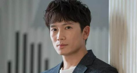 Ji Sung Ji Sung Actor, Mbc Drama, Multiple Personality, Man Standing, Korean Entertainment, Ji Sung, Film Industry, Entertainment Industry, Eye Black