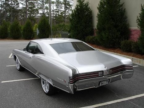 1968 Buick Wildcat. I almost bought a '64, but it's hard to find one in Michigan without frame rot. Love the fastback on this '68 California Lowrider, Buick Wildcat, Super Images, Buick Cars, Gm Car, Cars Usa, Buick Riviera, Old School Cars, American Classic Cars