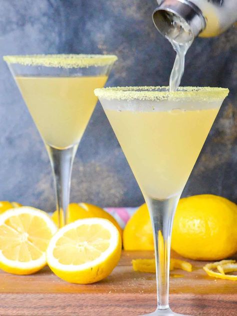 Lemon Martini Vodka, Low Calorie Lemon Drop Martini, Vodka Limoncello Cocktail, Yellow Vodka Drinks, Lemon Martini Recipes Vodka, Lemoncello Martini Recipe, How To Make A Lemon Drop Martini, Lemon Drop Martini Recipe Limoncello, Vodka Lemon Drop