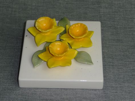 Clay Namakdani, Ceramic Daffodil, Khmer Flower, Welsh Crafts, Lamasa Art, Dhokra Art, Daffodil Flowers, Easy Polymer Clay, Daffodil Flower