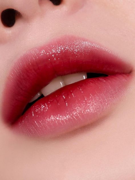 Korean gradient lips ombre lips Shiny Lips Makeup, Red Lip Soft Makeup, Gradient Red Lips, Red Gradient Lips, Korean Red Lip Makeup, Soft Lip Makeup, Blurred Lips Tutorial, Korean Ombre Lips, Simple Lip Makeup