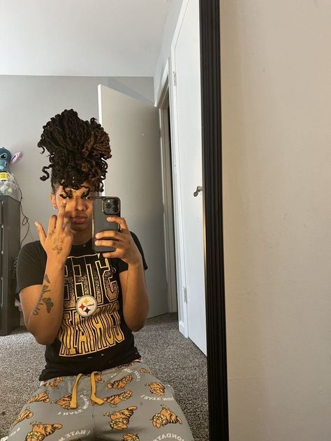 Stud Lesbians, Stud Outfits, Dread Head, Masc Women, Beauty Routine Tips, Tomboy Outfits, Pose Ideas, Poses For Pictures, Locs