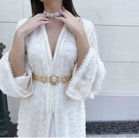 White Caftan, Morrocan Fashion, Moroccan Bride, Moroccan Clothing, Kaftan Designs, Classy Wedding Dress, Muslim Outfits Casual, Moroccan Fashion, Moroccan Wedding