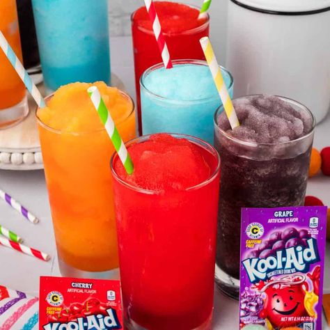 How to Make a Slushie with Kool Aid Koolaid Drinks, Refresher Drinks Recipes, Coke Slushie Recipe, Smoothie King Recipes, Frozen Strawberry Lemonade Recipe, Watermelon Smoothie Recipes, Frozen Strawberry Lemonade, Strawberry Lemonade Recipe, Smoothie Recipes Strawberry