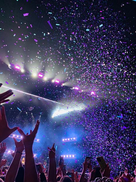 Purple Crowd Concert, Fans Aesthetic Concert, Olivia Concert Aesthetic, Eras Tour Concert Aesthetic, Concert Confetti Aesthetic, Concerts At Night, Concert Aesthetic Coldplay, 2024 Purple Aesthetic, Olivia Rodrigo Confetti