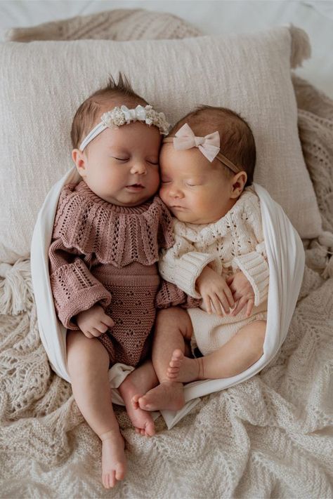 Irish Twin Photoshoot, Newborn Twin Outfits, Twin Babies Girls, Twin Babies Aesthetic, Twins Baby Girl, Twin Babies Pictures, Babies Aesthetic, Twin Newborn Photography, Twins Aesthetic