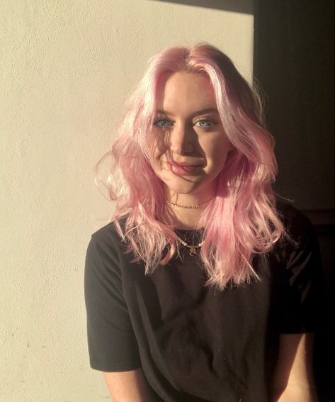 Pastel Pink Hair Pale Skin, Pink Tinted Blonde Hair, Blonde And Light Pink Hair, Light Pink Hair Aesthetic, Pink Hair Pale Skin, Layered Pink Hair, Light Pink Short Hair, Short Light Pink Hair, Light Pink Hair Pastel