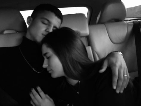 A girl sleeping on her boyfriend in the car Sleep On His Chest Couple, Sleeping In Car Couple, Girl Sleeping On Boyfriend Lap, Car Cuddles, Couples Asleep, Couple In Car, Sleep In Car, Boyfriend Sleeping, Insta Reel