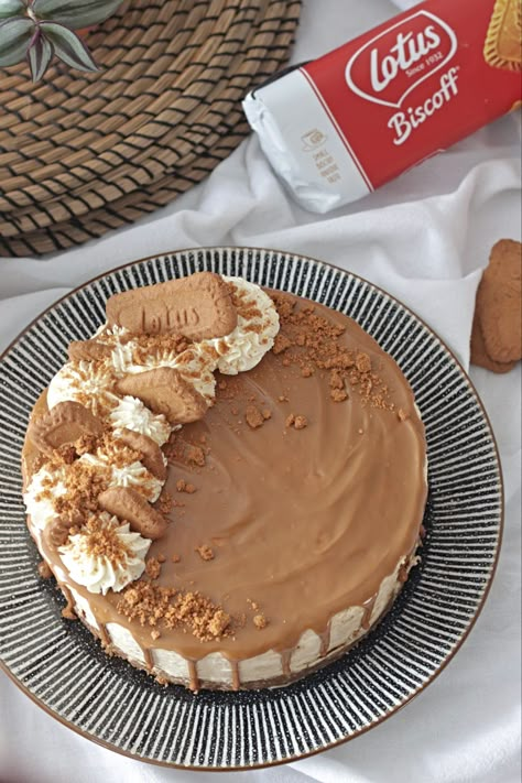 Lotus Chocolate Cake, Lotus Cheesecake Decoration, Biscoff Cheesecake Decoration, Cheese Cakes Design Ideas, Lotus Cake Design, Lotus Cheesecake Recipe, Cheesecake Decorations, Cheesecake Designs, Biscoff Cake Recipe