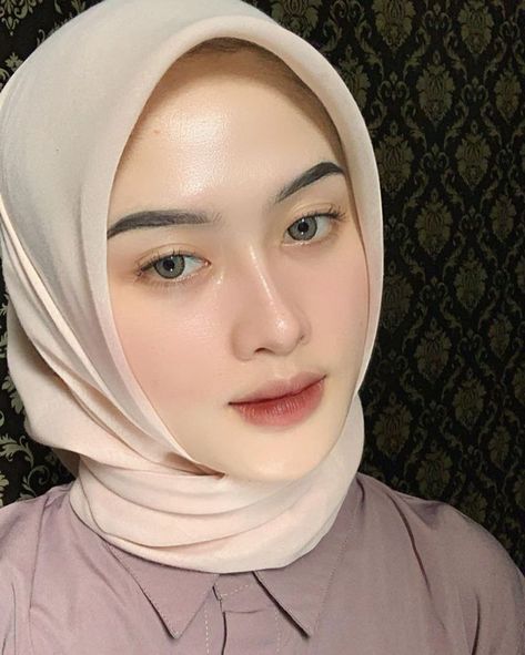 Style Hijab Simple, Affordable Skin Care Routine, Bella Square, Hijab Makeup, Arabic Makeup, Simple Hijab, Tutorial Hijab, Simple Makeup Looks, Hijab Aesthetic