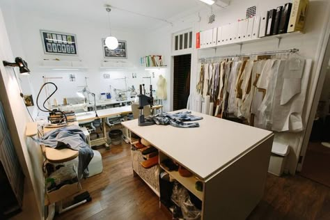 Fashion Home Studio, Clothing Design Studio, Content Creating Room Ideas, Fashion Design Workspace, Seamstress Studio, Sewing Studio Space, Fashion Design Studio, Atelier Interior, Fashion Atelier