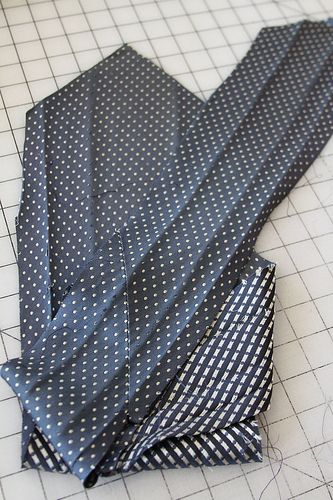 Memory quilting with silk ties...I am using this for the quilts I am making from my Dads clothes. Neck Tie Quilts, Neck Tie Projects, Old Neck Ties, Diy Necktie Projects, Necktie Quilts, Necktie Projects, Ties Knots, Tie Projects, Tie Quilts