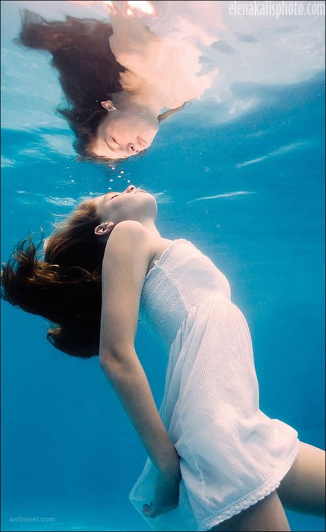 under water reflection photography Water Reflection Photography, Titanic Underwater, Underwater Photoshoot, Photography Tattoo, Underwater Portrait, Reflection Photos, Reflection Art, Breathtaking Photography, 얼굴 그리기