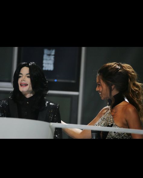 Michael Jackson and Beyoncé at the ‘World Music Awards’ in London (2006) World Music Awards, World Music, Music Awards, Michael Jackson, Beyonce, In London, London, The World, Music