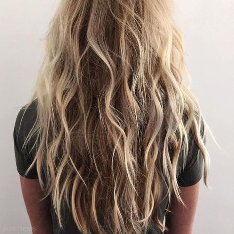 5 Looks All Girls With Medium Length Hair Should Try| Beach Waves| Ponytail| Hair Tips Beach Hair Color, Champagne Blond, Beach Blonde Hair, Curly Ombre, Beachy Hair, Beach Wave Hair, Long Hairstyle, Smink Inspiration, Haircuts For Wavy Hair