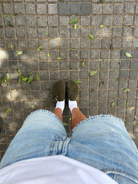 Birkenstock Boston Outfit Jorts, Green Berkinstocks Outfit, Boston Clogs Outfit Aesthetic, Boston Birkin Stocks, Birkenstock And Jorts Outfit, Boston Birkenstock Aesthetic, Birkenstocks With Jorts, Boston Clogs Aesthetic, How To Style Burken Stocks Clogs