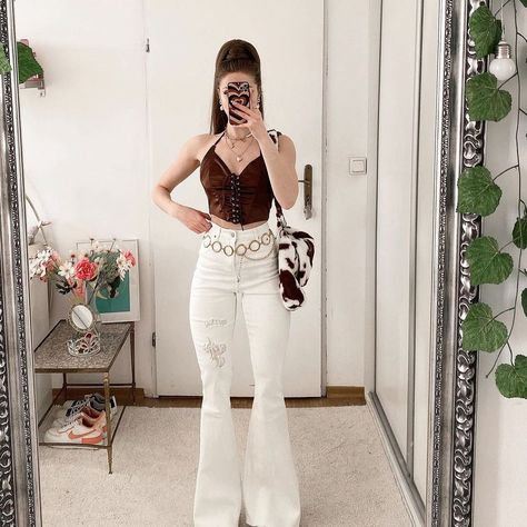 White Bell Bottoms Outfit, Flare Pants Outfit Aesthetic, White Flare Pants Outfit, White Flare Jeans Outfit, Flare Outfit, Bell Bottom Jeans Outfit, Bell Bottoms Outfit, White Flare Pants, Flare Jeans Outfit