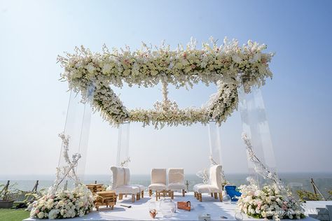 wedding decor transparent pillars Acrylic Mandap Decor, Mandap Designs Outdoor, Pergola Wedding Decorations, Acrylic Mandap, White Mandap, Outdoor Mandap, Gurudwara Wedding, Nikah Ideas, Mandap Ideas