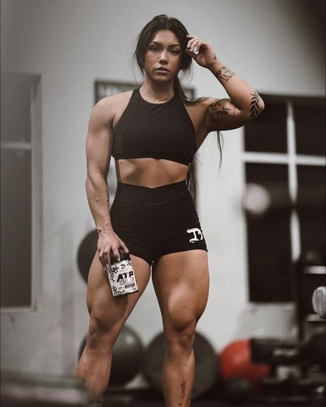 Female Powerlifter, Powerlifting Women, Gym Photoshoot, Buff Women, Female Bodybuilding, Fitness Inspiration Body, Gym Inspiration, Fitness Models Female, Muscle Girls