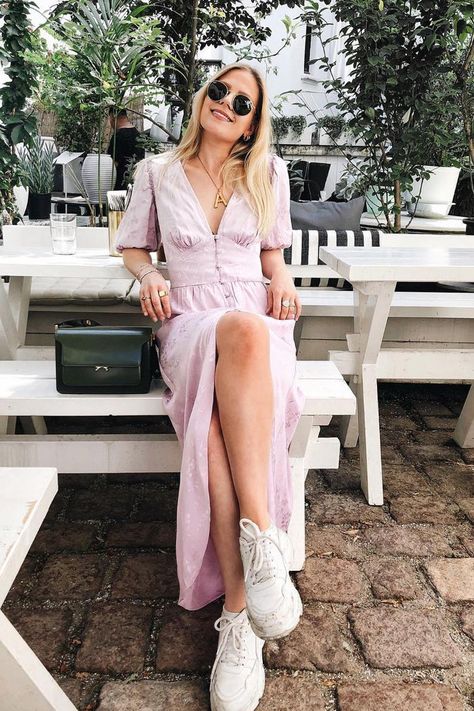 Trust Me—These 4 Shoe Styles Go With Anything White trainers White Trainers Outfit, Peg Leg Trousers, Plain White Sneakers, Chic Swimwear, Summer Shoes Trends, Elegant Hairstyle, Trainers Outfit, Summer Outfits Ideas, Bias Cut Dress