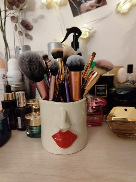 Clay Makeup Brush Holder, Clay Makeup Holder, Clay Inspo, Graduation Picture, Graduation Picture Poses, Makeup Holder, Play Clay, Lipstick Holder, Makeup Brush Holders