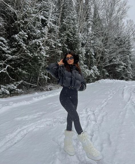 Cristina Monti on Instagram: "🖤" Snow Ootd, Snow Outfits For Women, Ski Outfit For Women, Rainy Outfit, Snow Fits, Snow Photoshoot, Snow Trip, Fits Aesthetic, Snow Girl