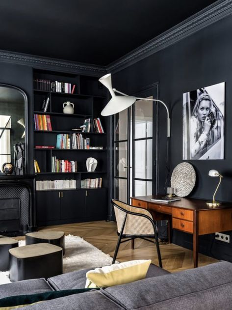 Créez une ambiance classique chic dans le salon pour une pièce de vie élégante et conviviale. Retrouvrez sur le blog mes inspirations et conseils déco pour créer un intérieur qui vous ressemble. Quelles couleurs choisir? Quel mobilier? Quels détails vous permettront de parfaire votre décor? Je traite tous ces points et plus encore sur le blog. #salon #décoration #classique #classiquechic #style #styledéco #bibliothèque #mobilier #meuble #noir #lumineux #élégance #Haussman White Apartment, Black Fireplace, Living Room Color Schemes, Room Color Schemes, Design Del Prodotto, Fireplace Decor, Modern Apartment, Apartment Design, Rooms Home Decor