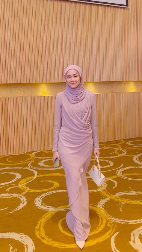 Malay Bridesmaid Dresses, Drapping Dress Ideas, Baju Kurung Moden Style, Hijab Office, Raya Outfit, Raya Design, Dress Muslim Modern, Braidsmaid Dresses, Eid Fashion