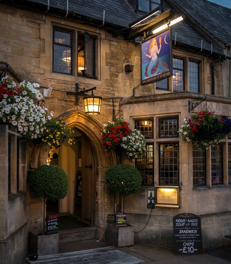 The Mermaid at Burford, by Bob Radlinski Dark Acedima, Burford Cotswolds, Amazing Locations, Country Pub, Pub Interior, English Pub, Cotswolds England, Kentish Town, Hygge Life