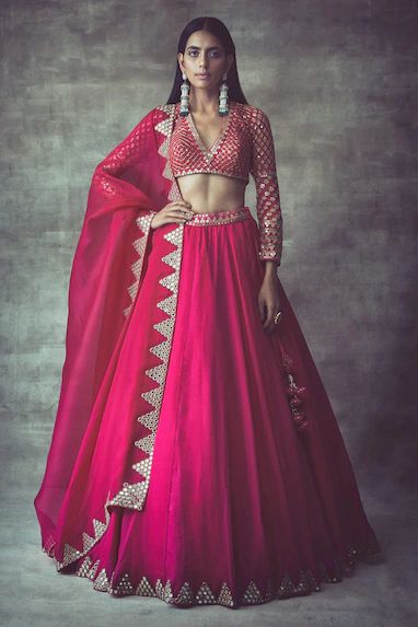 Orang India, Looks Hippie, Raw Silk Lehenga, Organza Lehenga, Indian Outfits Lehenga, Lehnga Dress, Ritu Kumar, Designer Bridal Lehenga, Gaun Fashion