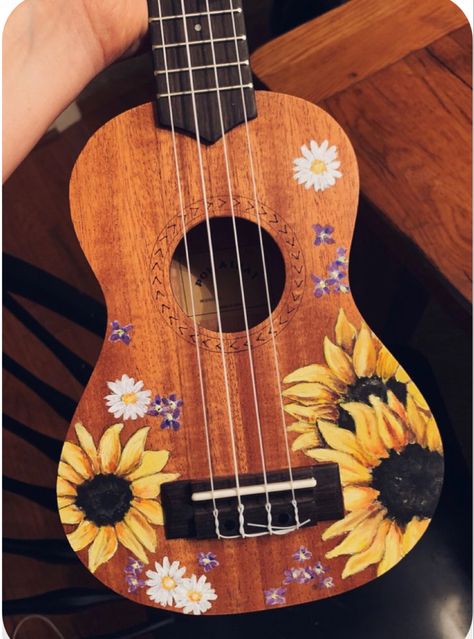 Painting Ideas On Ukulele, Painted Ukulele Flowers, Painted Guitar Acoustic Flowers, Paint On Ukulele, Paintings On Guitars, Painted Guitars Ideas Aesthetic, Ukelele Painted Aesthetic, Ukulele Art Aesthetic, Painted Ukulele Ideas