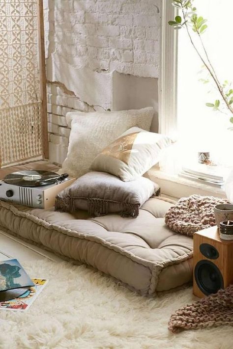 Cozy reading space design ideas floor cushions Indie Apartment, Daybed Cushion, Zen Decor, Therapy Room, Bohol, Meditation Space, Living Ideas, Meditation Room, Room Decorations