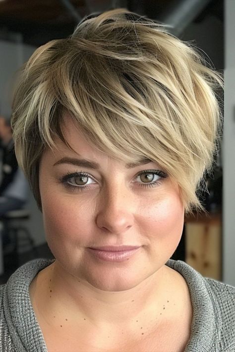 Long Choppy Pixie Cut for a Fat Face Fat Face Haircuts, Hairstyles For Fat Faces, Chubby Face Haircuts, Short Hair Cuts For Round Faces, Hairstyle For Chubby Face, Short Choppy Haircuts, Longer Pixie Haircut, Fall Hair Cuts, Round Face Haircuts