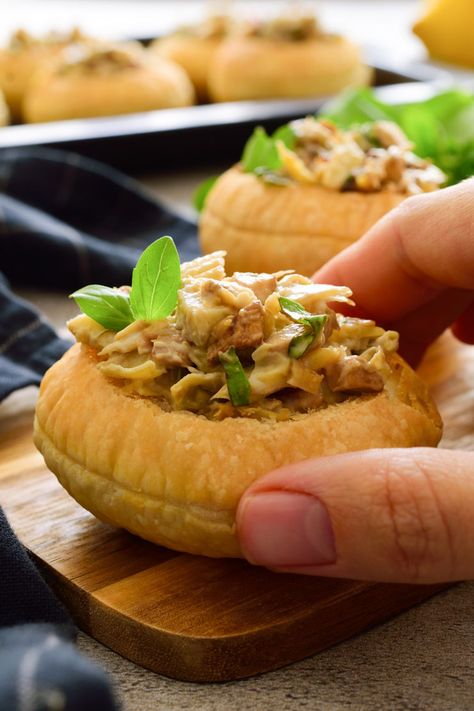 These mushroom and artichoke pastry cups are the perfect vegan party food! They’re quick and easy to prepare with a creamy filling that bursts with the flavours of the Mediterranean! Essen, Mushroom Artichoke, Vegan Puff Pastry, Taco Appetizers, Pastry Cups, Horderves Appetizers, Vegan Party Food, Vegan Party, Vegan Fish