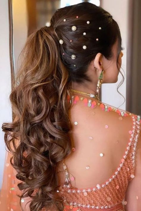 Bridal Garba Hairstyle, Garba Bride Hairstyle, Haldi Function Hairstyle For Bride, Back Hairstyle For Indian Wedding, Sangeet Look Hairstyle, Sangeet Look Brides Hairstyle, Sangeet Hairstyles For Bride Long Hair, Sangeet Hairdo For Bride, Hiar Stail For Wedding