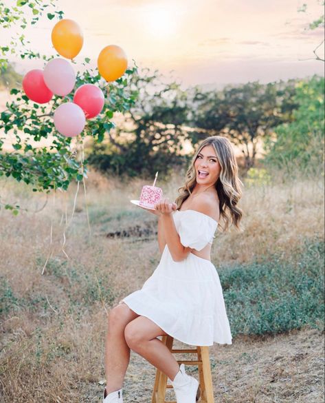 Birthday Inspo Pics Outside, Merry Go Round Photoshoot, 14th Birthday Photos, Birthday Photoshoot Outside Ideas, 12 Year Birthday Photoshoot, 21st Birthday Ideas Photo Shoots Outside, Sweet 16 Birthday Picture Ideas, Balloon Photoshoot Ideas Outdoor, Ballon Birthday Photoshoot