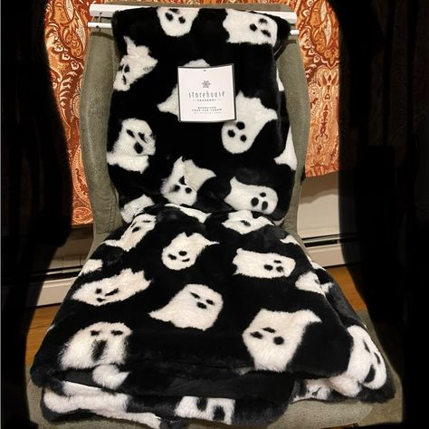 Halloween Storehouse Faux Fur Throw Blanket Lined Goth Throw Blanket, Fall Sleepover, Black Blankets, Blanket Aesthetic, Holiday Blankets, Black Blanket, Boo Basket, Dark Home Decor, Halloween Blanket