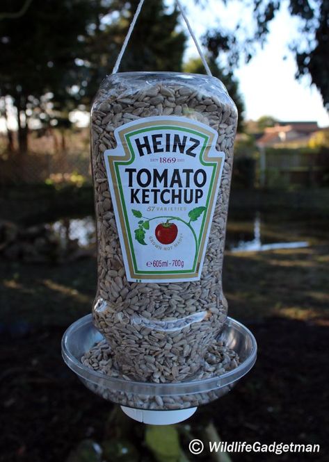 Homemade Bird Feeders, Heinz Tomato Ketchup, Landscaping Flowers, Diy Bird Feeder, Hanging Bird Feeders, Diy Birds, Bird Houses Diy, Recycled Projects, Odaiba