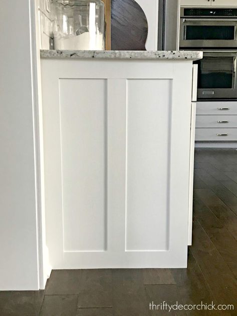 How to upgrade the end of your builder grade cabinets from Thrifty Decor Chick Kitchen Renovation Diy Ideas, Kitchen With White Cabinets, Builder Grade Kitchen, Architecture Renovation, Thrifty Decor Chick, Kitchen Finishes, Diy Kitchen Renovation, Diy Kitchen Remodel, Builder Grade