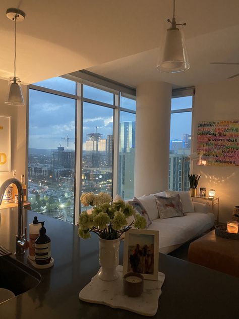 City Views, Fresh Flowers, Art Home Décor, Living Room, Furniture, Kitchen Home, Home Decor Ideas, Cityscape, The City, Decor Ideas, Apartment