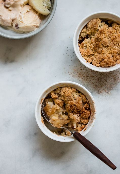 Quick Apple Crisp, Quick Apple Dessert, Easy Apple Crumble, Cracker Barrel Recipes, Batch Baking, Healthy Apple Crisp, Batch Recipes, Apple Crumble Recipe, Mug Cakes