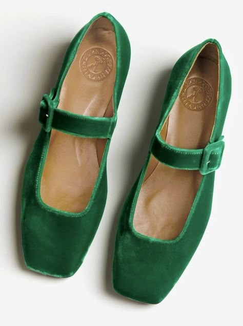 Emerald Shoes, Velvet Mary Janes, Lady J, Boots Diy, Spanish Espadrilles, Penelope Chilvers, Mode Shoes, Velvet Shoes, Fabulous Shoes