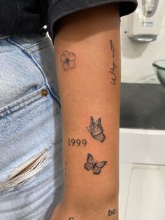 Half Sleeve Tattoos For Women, Tattoo Half Sleeve, Tato Jari, Simple Arm Tattoos, Basic Tattoos, Half Sleeve Tattoos, Sticker Tattoo, Hand And Finger Tattoos, Tato Lengan