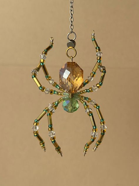 This unique and versatile beaded spider is handcrafted using high quality brass wire and a combination of both modern and reclaimed vintage glass beads. It can be hung on a necklace as a pendant or used as Christmas ornament or sun catcher. Spider Bead Craft, Diy Beaded Spider, How To Make A Beaded Spider, Beaded Spider Tutorial, Beaded Grasshopper, Beaded Spiders How To Make, Bead Spider Web, Bead And Wire Crafts, Bead Art Ideas