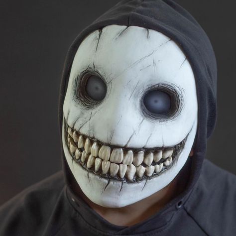 New creepy smiley mask. #mask #helloween #cosplay #ukrainecosplay Scary Mask Ideas, Scary Mask Design, Halloween Mask Ideas, Mascara Halloween, Smiley Mask, Hoodie Gang, Mask Design Ideas, Mask Character, Scary Masks