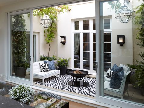 Indoor Courtyard, Small Courtyard Gardens, Courtyard Design, Internal Courtyard, Small Courtyards, Patio Interior, Courtyard House, Courtyard Garden, Glass Doors